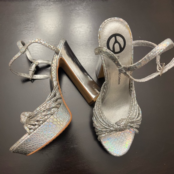 Silver wishbone collection platform sandals - Picture 3 of 6